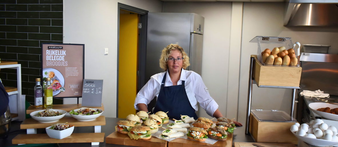 Judith Raijmakers in het bedrijfsrestaurant van Spierings